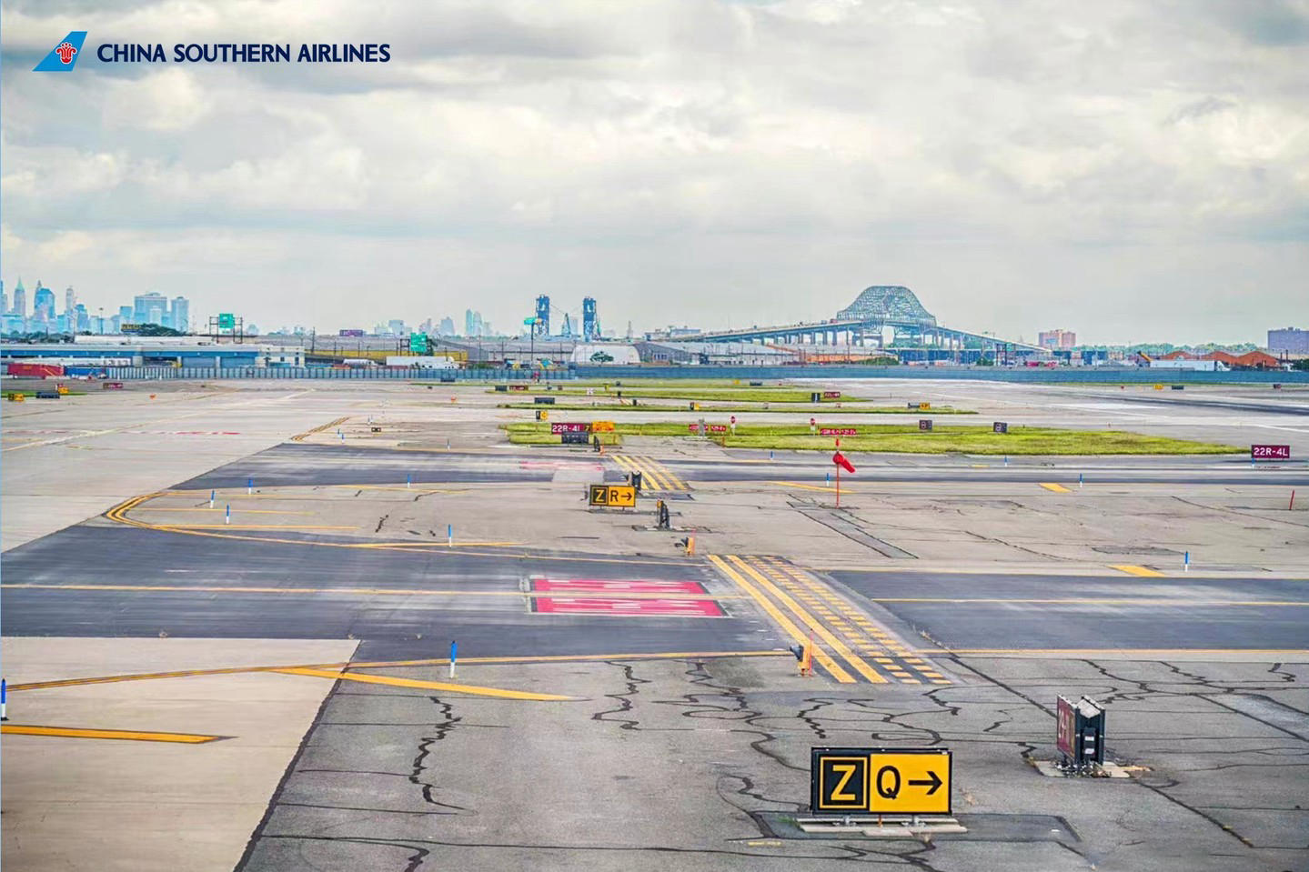 China Southern Airlines - Do you know what the letter and arrow signs on the airport runway mean