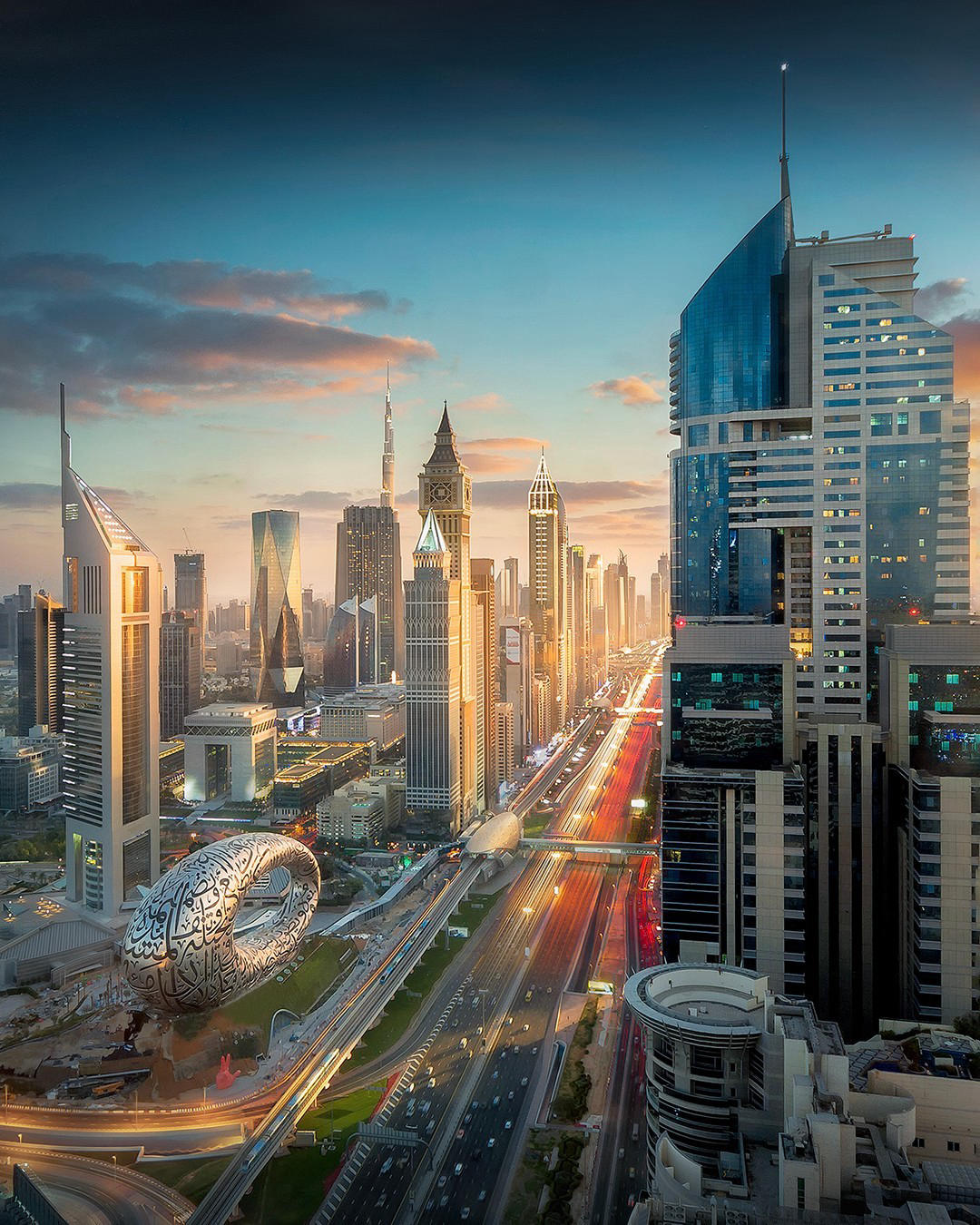 Emirates - Day or night, Dubai shines bright